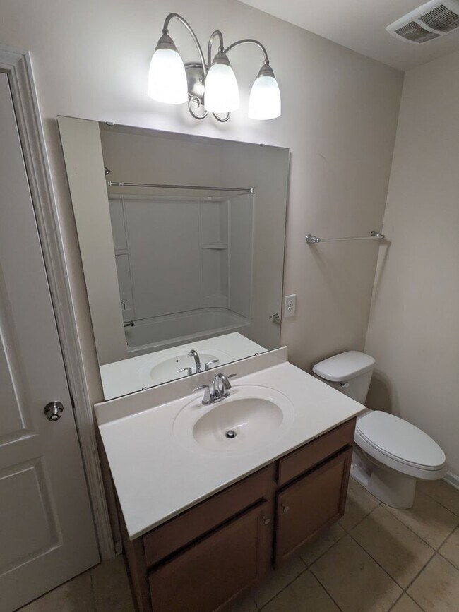 Building Photo - Stunning 7 Bedroom House with a Loft and U...