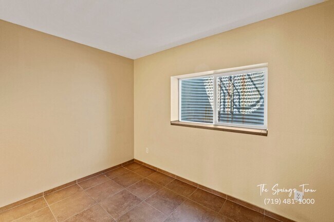 Building Photo - Spacious & Unique 3BD/2BA Townhome w/ Gara...