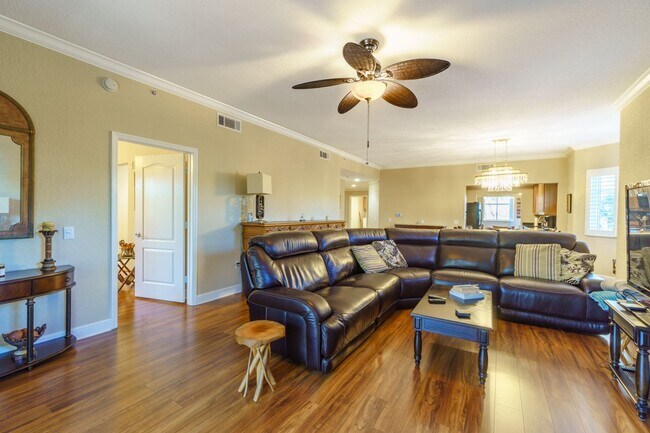 Building Photo - 3 BEDROOM TO 2 BATH SPACIOUS CONDO