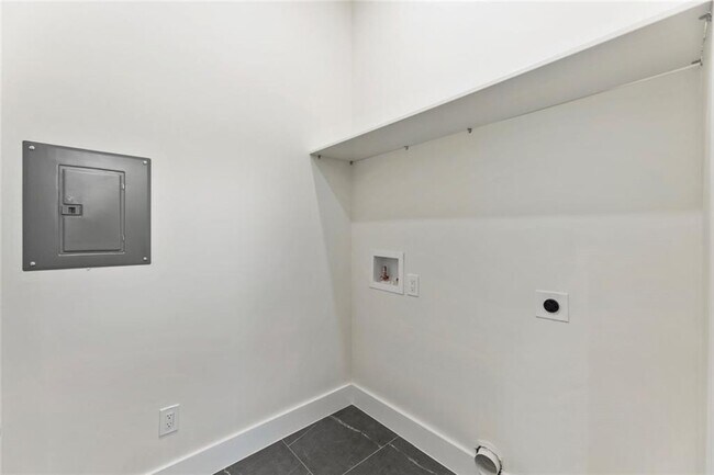 Building Photo - 582 Hope St SW