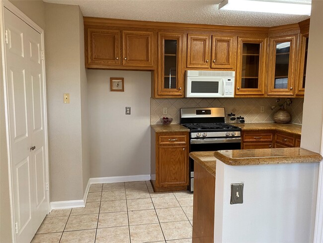 Building Photo - 2415 Poco Dr