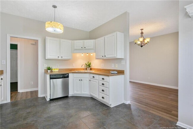 Building Photo - 1535 Dixon Dr