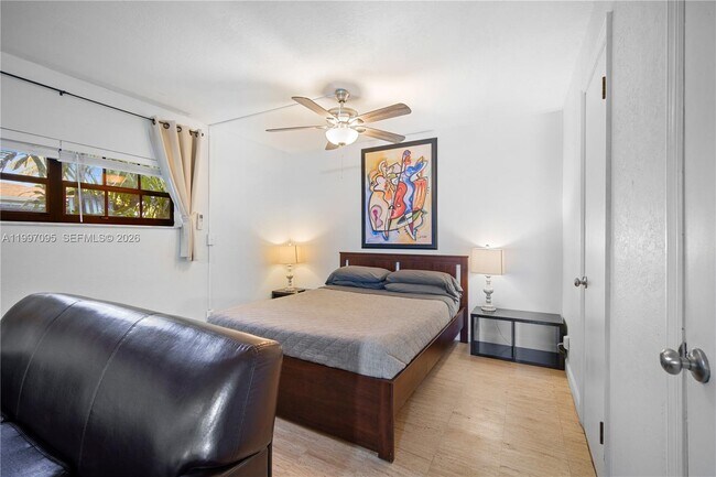 Building Photo - 1181 NE 160th St