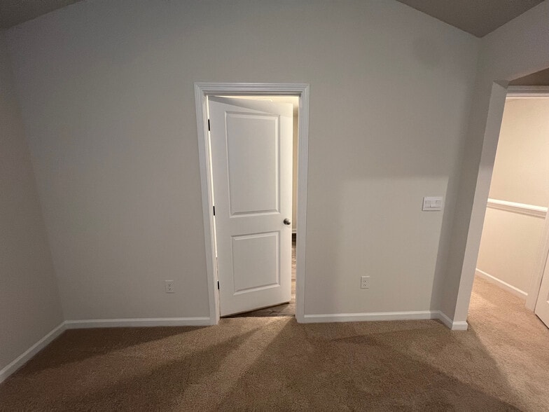 Building Photo - Room in Townhome on Starlight St