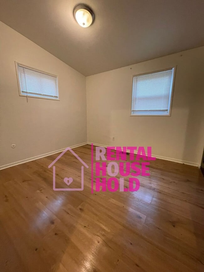 Building Photo - Beautiful 3 Bedroom Ranch~ Dearborn Heights