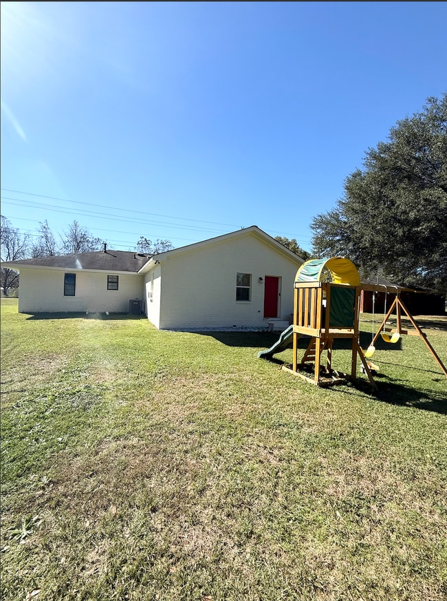 Building Photo - Beautiful 4 Bedroom Home with Bonus Room –...