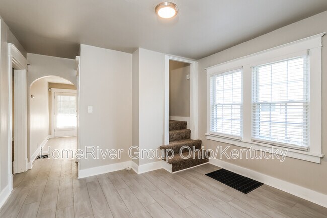 Building Photo - 4328 Lonsdale Ave