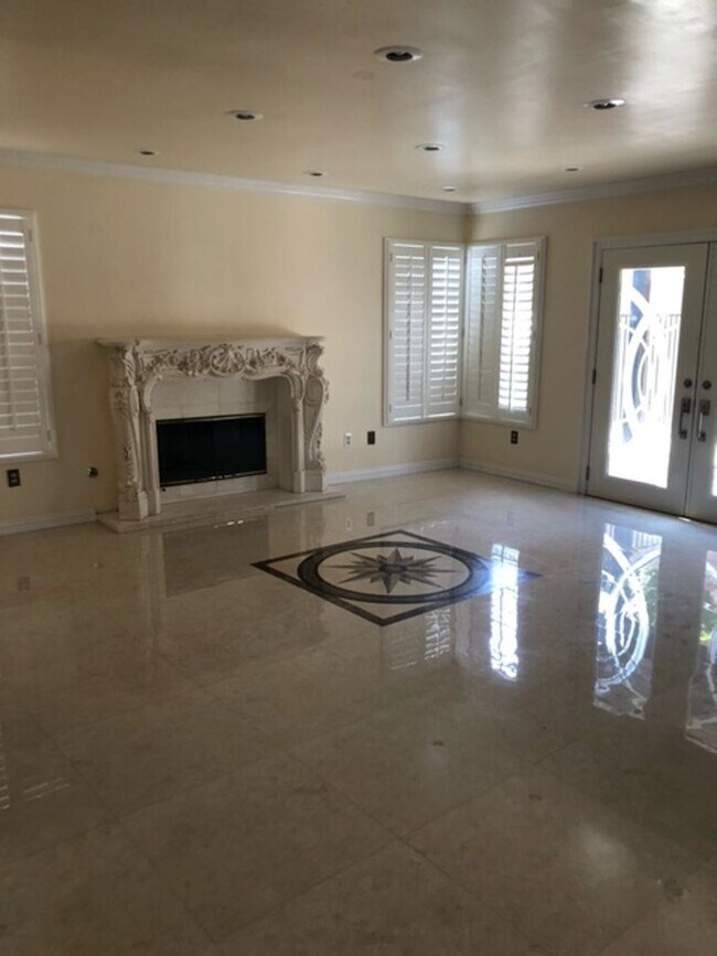Building Photo - Absolutely stunning, decked out pool home in Corona won't last!