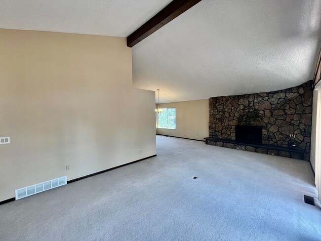 Building Photo - 4 Bedroom Bi Level Home in Rockrimmon
