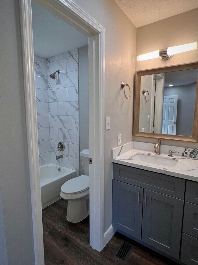 Building Photo - Updated 2 bed 2.5 bath steps away from Campus!
