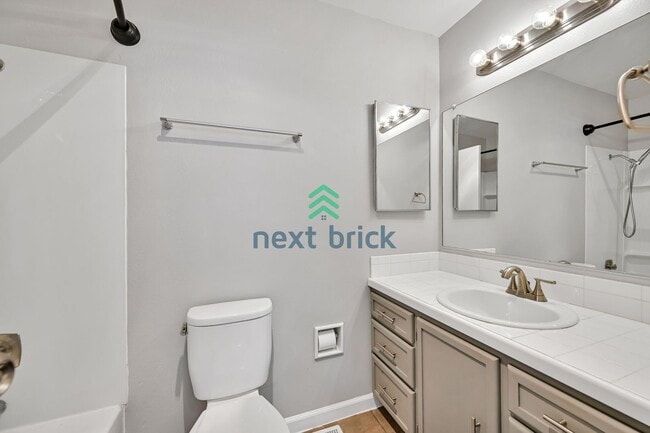 Building Photo - 3 Bed 2 Bath Single-family Home is availab...