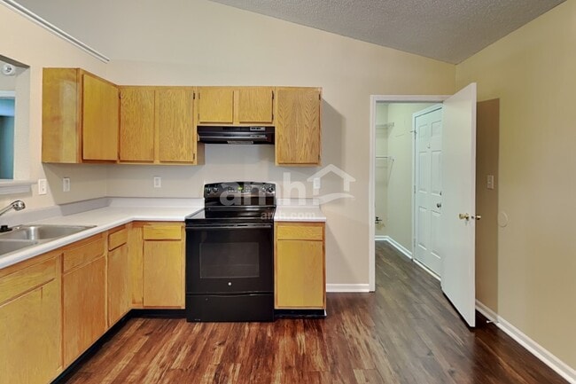 Building Photo - 2265 Lakecrest Dr