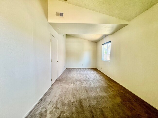 Building Photo - AVAILABLE NOW! 3 Bedroom 2 Bathroom POOL H...