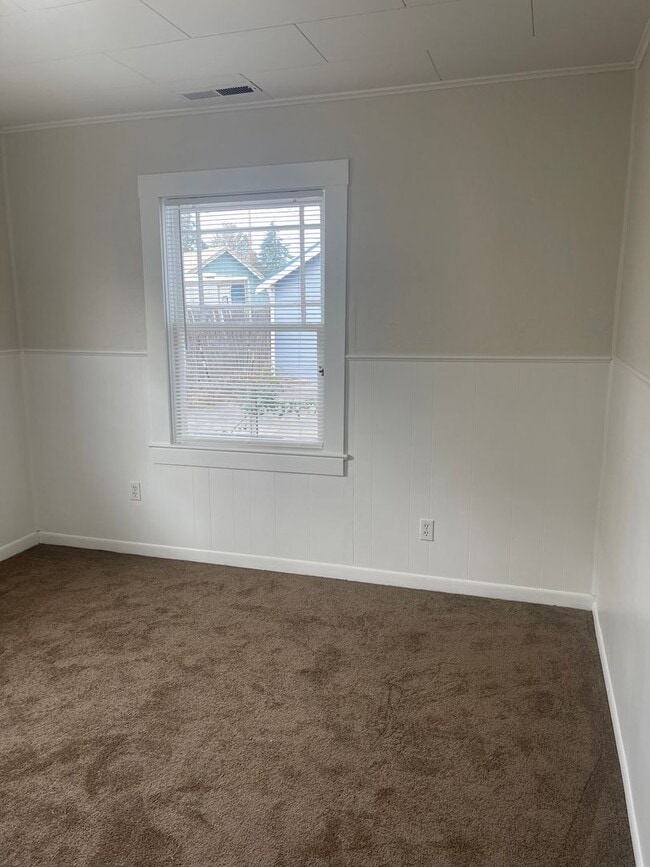 Building Photo - Comfortable 3-Bedroom Home with Huge Backy...