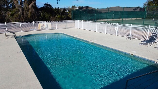 Building Photo - For rent 2 bedroom 2 bathroom 1 car garage condominium