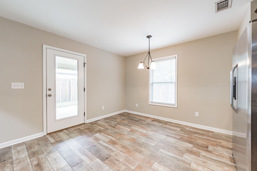 Building Photo - 6208 Mimosa Gardens Dr