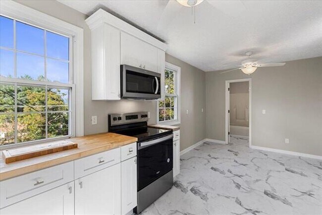 Building Photo - Radford, 3 BR / 2 BA, Available NOW