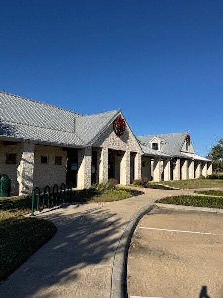 Building Photo - 5615 Cedar Cres Ct