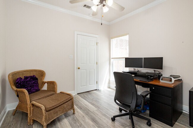 Building Photo - Historic Highland Road Beauty with Bayou V...