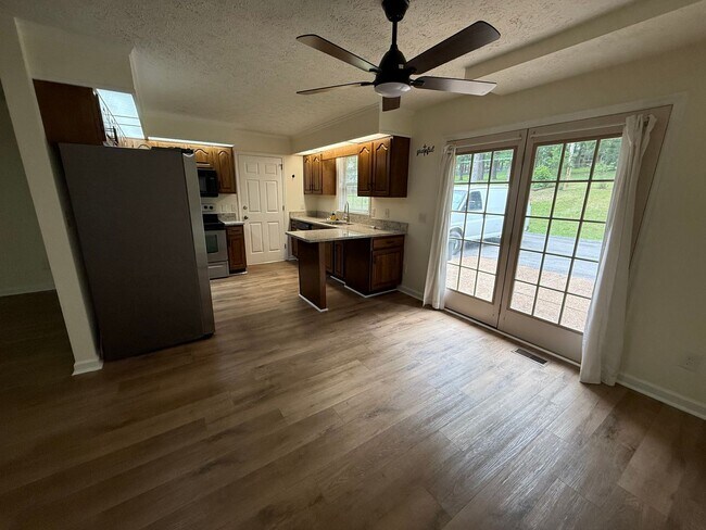 Building Photo - 3 Bed 2 Bath Home near Luther Lake