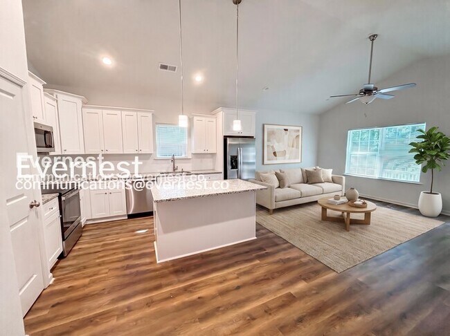Building Photo - 3 Bed, 2 Bath Home with Garage / Pet-Friendly / Vouchers Accepted / Coming Soon!