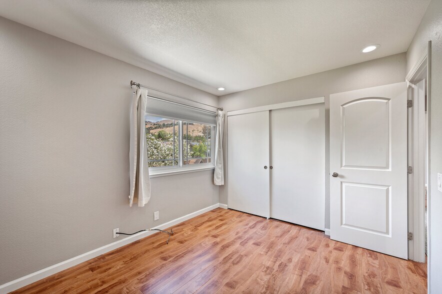 Building Photo - 3661 Slopeview Dr