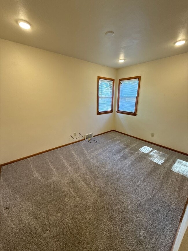 Building Photo - NSP-615/617