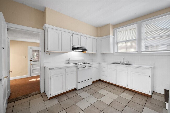 Building Photo - Spacious 4BR/2BA Home with Hardwood Floors Throughout!