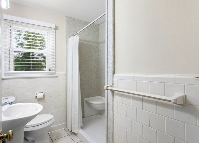 Building Photo - $2,300 / 3 br / 1.0 ba / 1,008 sqft
