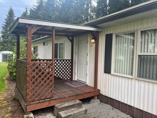 Building Photo - Quiet 2 bedroom home