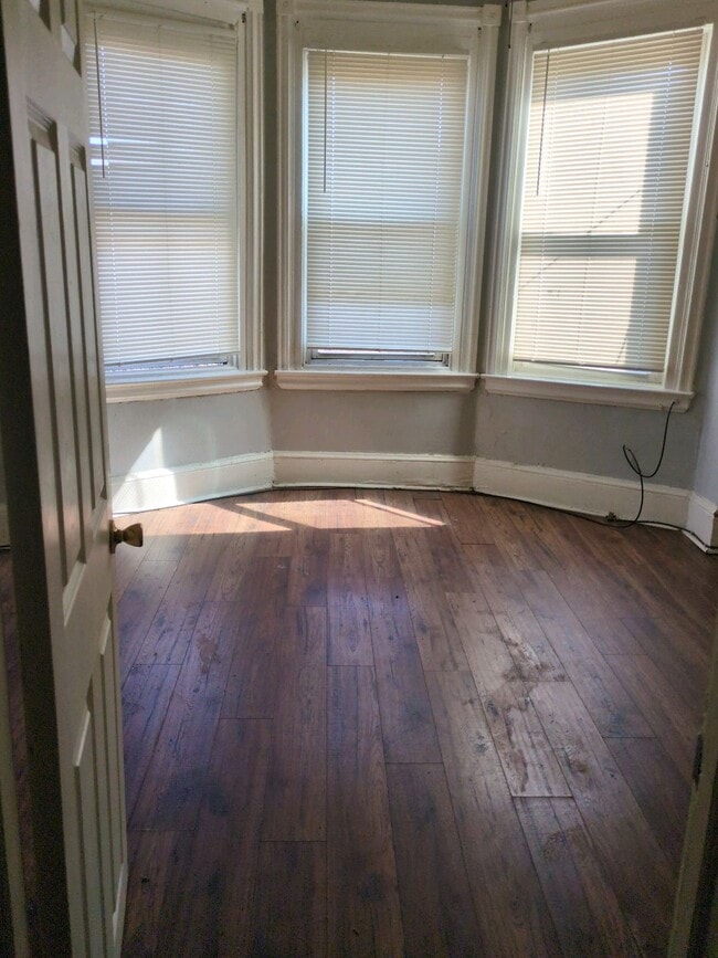 Building Photo - 714 E 22nd St