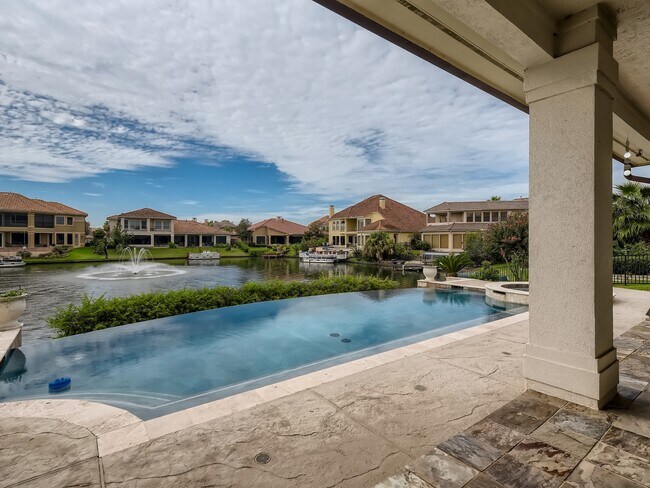 Building Photo - 19027 Crescent Bay Dr