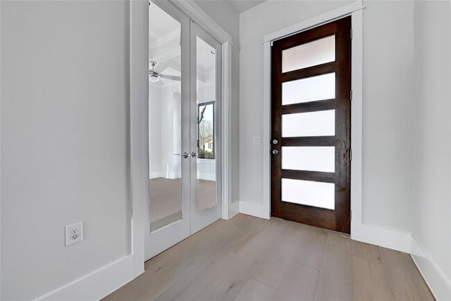 Building Photo - 1815 W 38th St