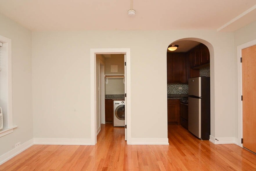 Building Photo - 562 W Arlington