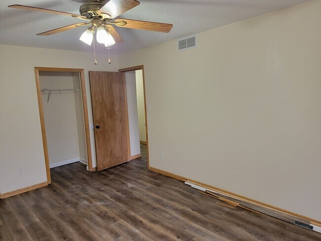 Building Photo - 1319 SE Delaware Ave