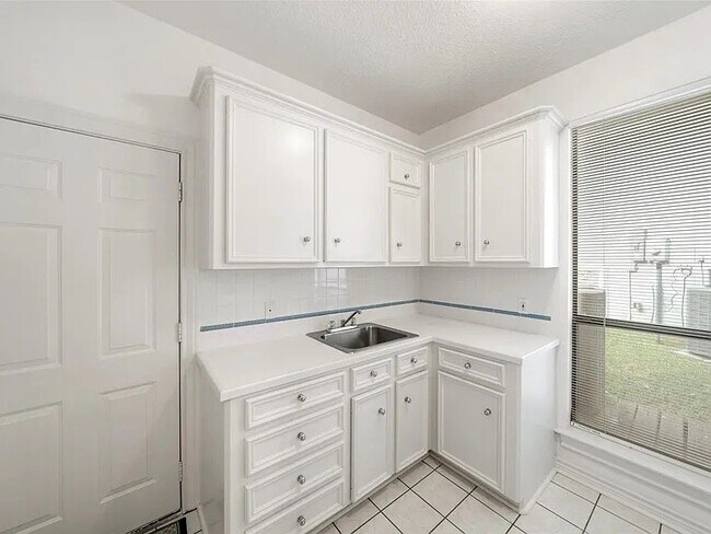 Building Photo - 2910 Chaucer Dr