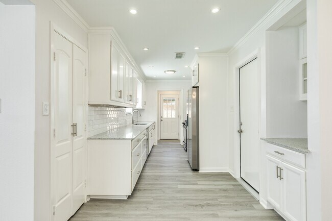 Building Photo - 124 Sage St