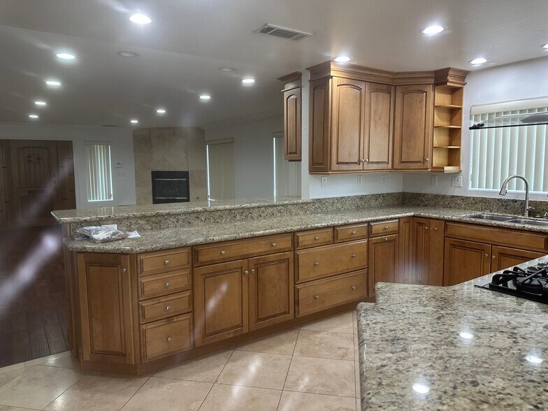 Building Photo - 2820 W 154th St