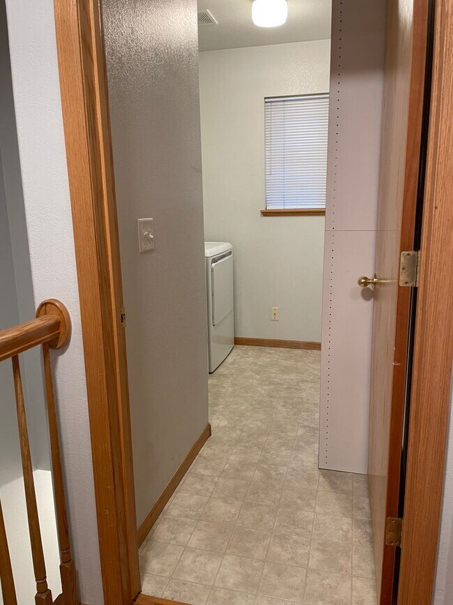 Building Photo - Spacious 4-Bedroom / 3-Bath Single Family Home in Windsor!