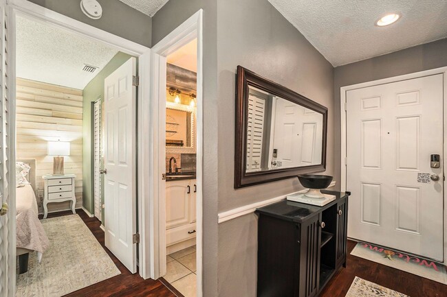 Building Photo - 5727 Biscayne Ct
