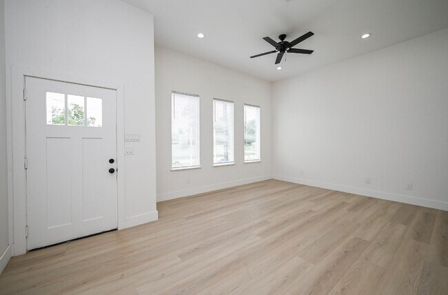 Building Photo - 8203 Sparta St