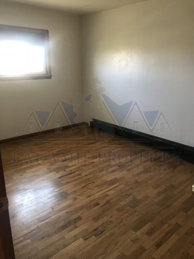 Building Photo - 2 bed 1 bath apartment