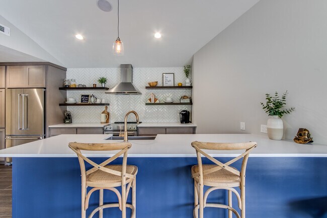 Building Photo - 1810 Lakeshore Dr