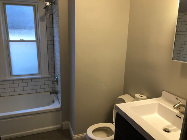 Building Photo - Spacious 4 Bedroom 2 Bathroom Home in Minneapolis!