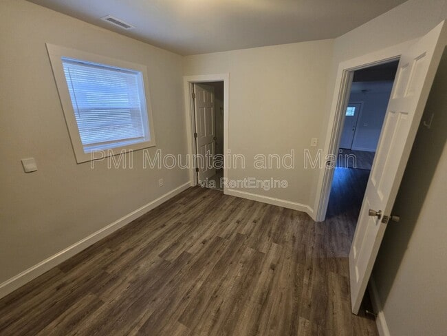 Building Photo - 617 Brookshire St