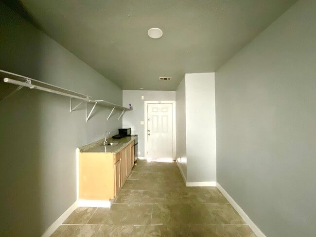 Building Photo - ALL BILLS PAID!!! Convenient Studio Unit!