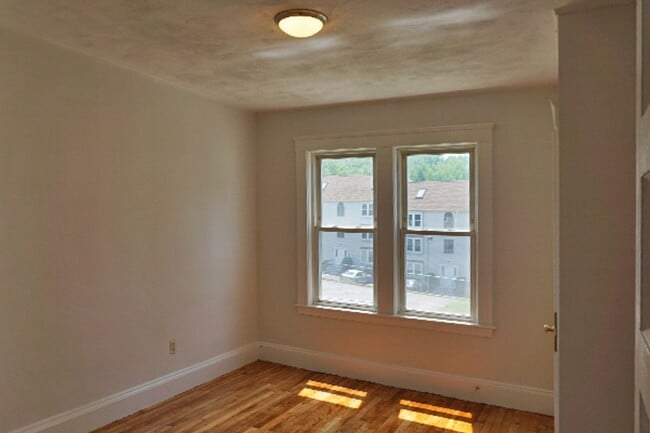 Building Photo - 2 bed1bath unit in Waltham is available in 9/1