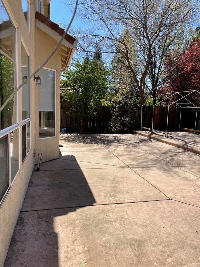 Building Photo - NICE TWO STORY IN WEST ROSEVILLE NEAR SCHO...