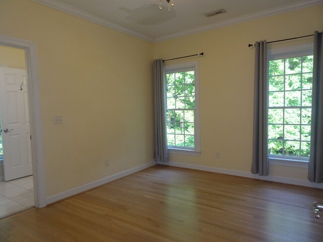 Building Photo - 4 Bedroom 3.5 bathroom Rental Home in Ford...
