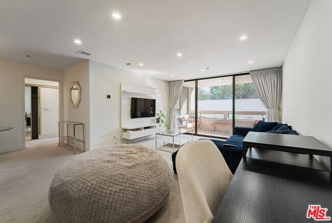 Building Photo - 121 S Hope St